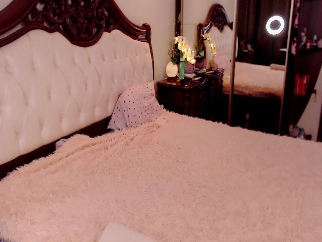 Live sex webcam photo for LizzyMayers #252601275