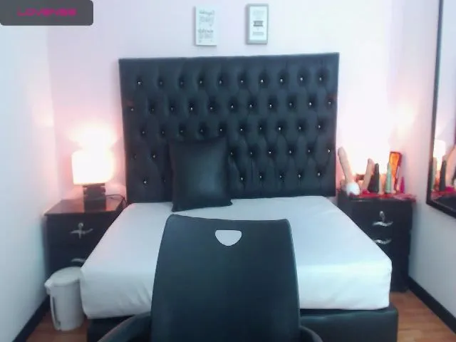 Live sex webcam photo for Shantal_19 #253556038