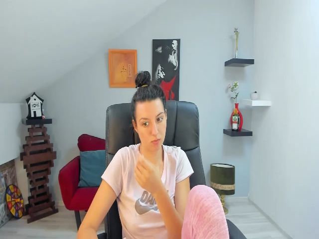 Live sex webcam photo for LizzieBrie #255538150