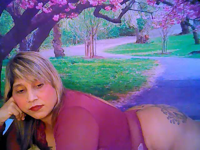 Live sex webcam photo for Roxyfoxy69 #261565780