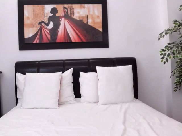 Live sex webcam photo for InnaHottyX #264748553