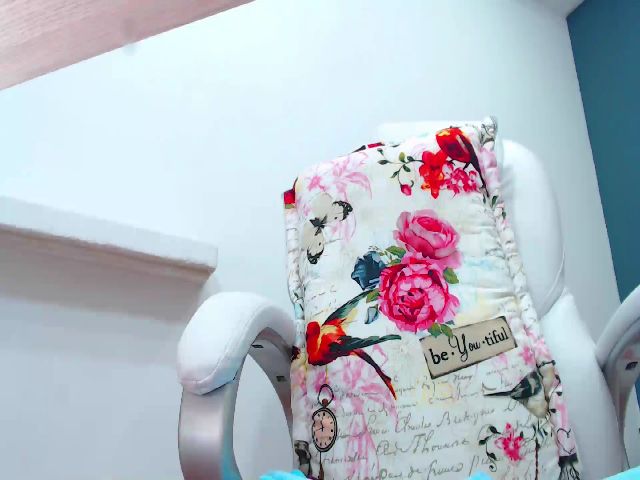 Live sex webcam photo for HANNAH_19 #253611728