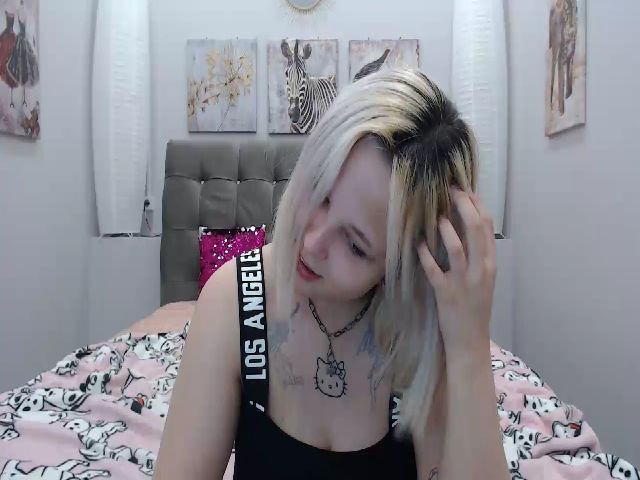 Live sex webcam photo for Helokit #253372492