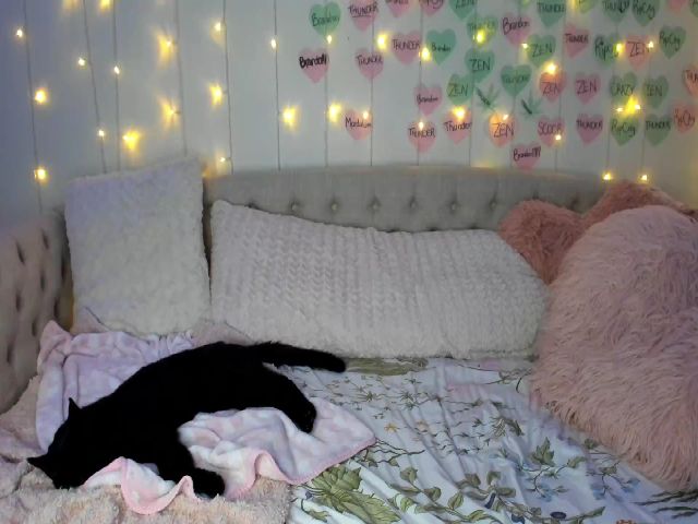 Live sex webcam photo for LunarLux #257355403