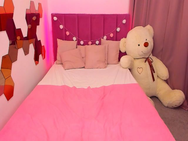 Live sex webcam photo for RedCat18 #260280649