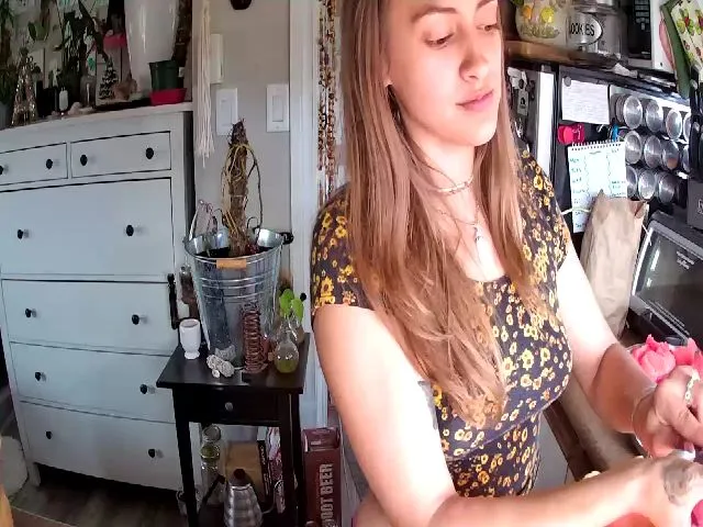 Live sex webcam photo for Sexylexi211 #256432852