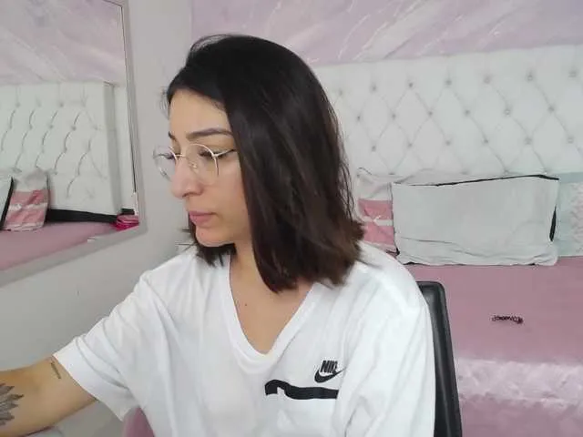 Live sex webcam photo for Karinapuerta #242348868