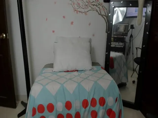 Live sex webcam photo for Angel_grey_ #254243570