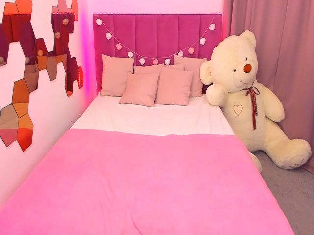 Live sex webcam photo for RedCat18 #258111582