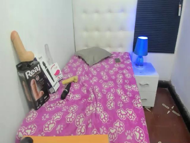 Live sex webcam photo for sexyfox_18 #254743524