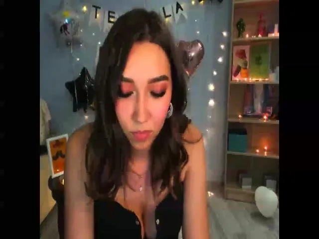 Live sex webcam photo for LuckyHoneyyy #254278181