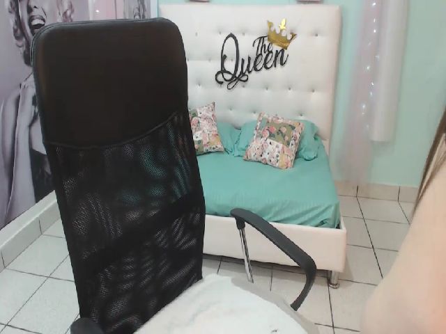 Live sex webcam photo for Miaqueen69 #255663599