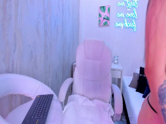 Live sex webcam photo for VictoriaMilan #265576896