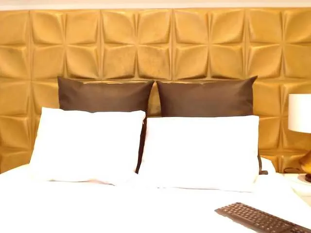 Live sex webcam photo for SweettEbony #240994883