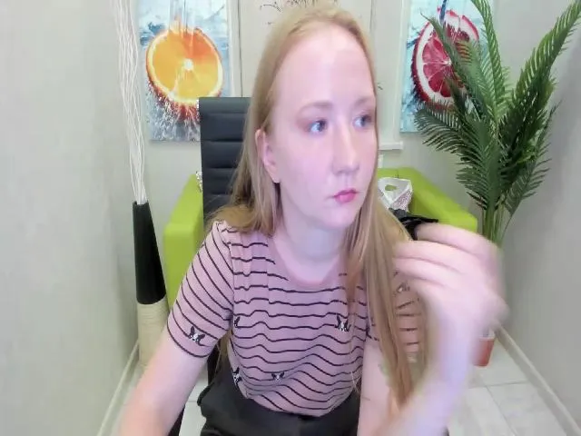 Live sex webcam photo for StunningKelly #255893122