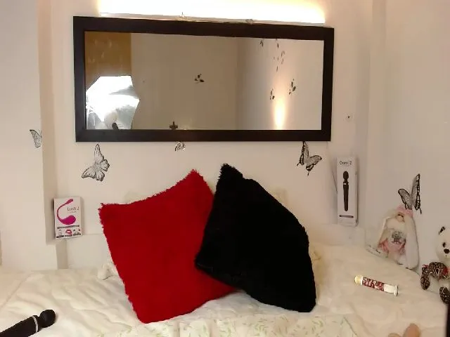 Live sex webcam photo for Juliannemore #255798477