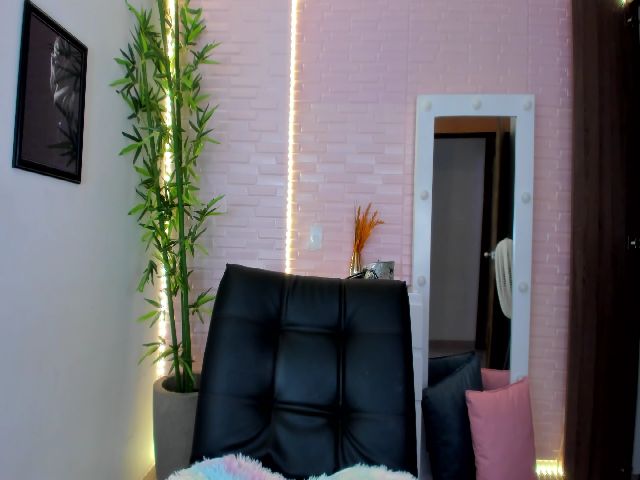 Live sex webcam photo for Lorenwillians #255984207