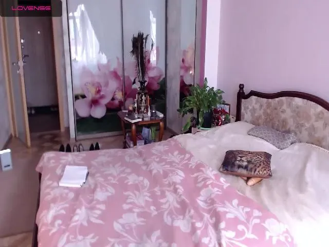 Live sex webcam photo for JuliannaLux #258196763