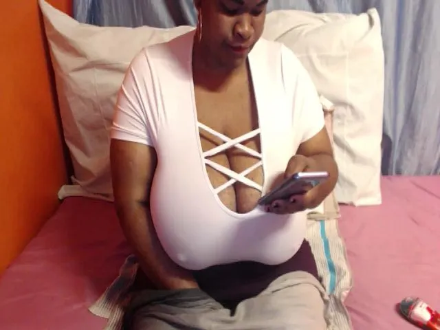 Live sex webcam photo for Sweetnozie #258548589