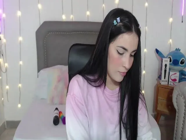 Live sex webcam photo for lolyy_18 #258470341