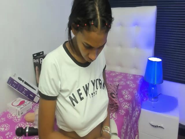 Live sex webcam photo for sexyfox_18 #255595747