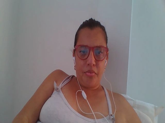 Live sex webcam photo for SweetLola01 #255744095