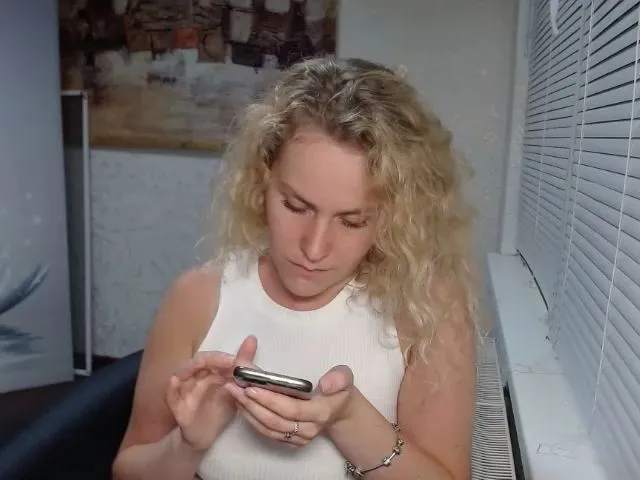 Live sex webcam photo for AnnnaLia #256366456