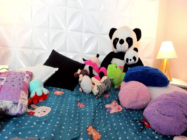 Live sex webcam photo for KateMoore3 #257832728