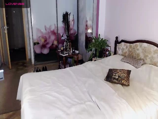 Live sex webcam photo for JuliannaLux #258327974