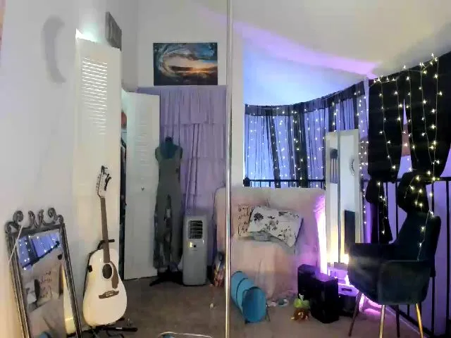 Live sex webcam photo for PetiteJewel #253382356