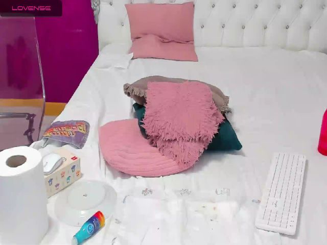 Live sex webcam photo for AimeeTeen #260577939