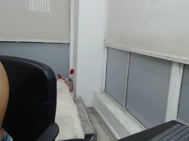 Live sex webcam photo for HONEYMIA #262397654