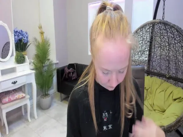 Live sex webcam photo for StunningKelly #254098927