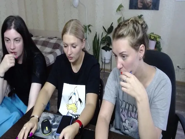 Live sex webcam photo for Emi_lywild #256280498