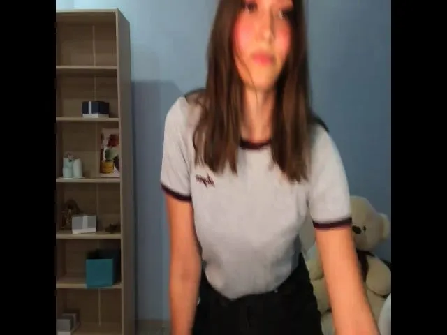 Live sex webcam photo for LuckyHoneyyy #252877907