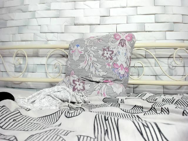 Live sex webcam photo for JuicyPeaaach_ #257419970