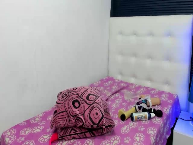 Live sex webcam photo for sexyfox_18 #263615682