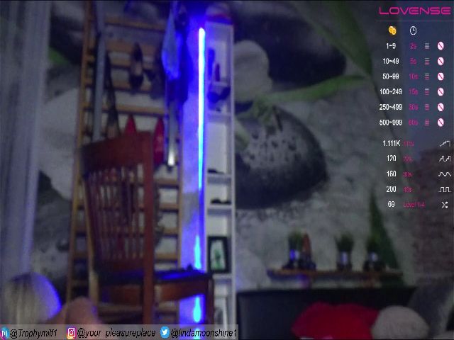 Live sex webcam photo for TrophyMilf #256296033