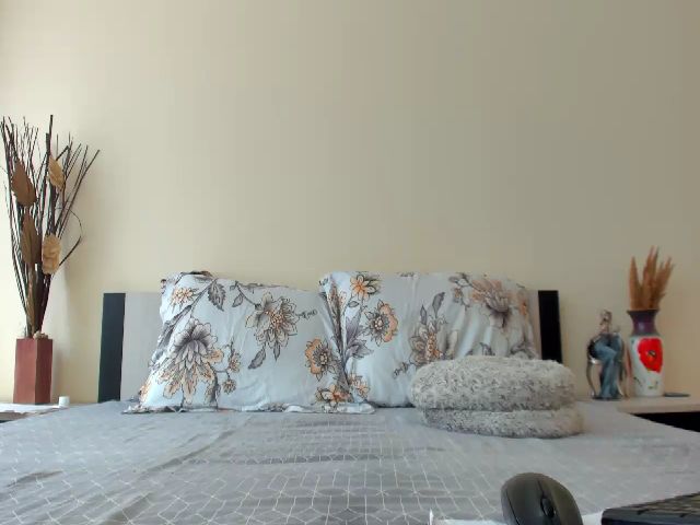 Live sex webcam photo for SelenaDevine #255935078