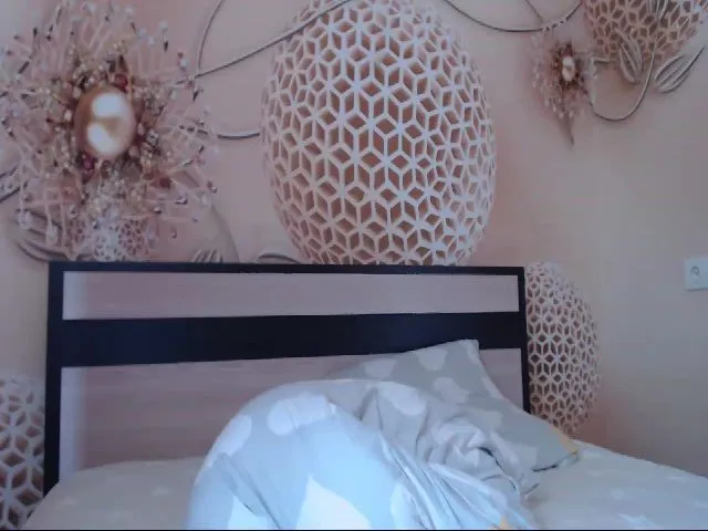 Live sex webcam photo for MeltingJulia #257533690