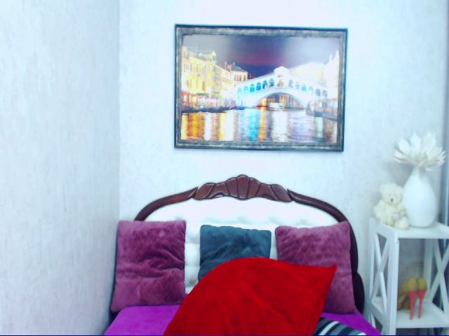 Live sex webcam photo for RossandaShy #255569652