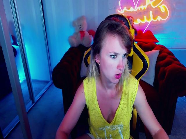 Live sex webcam photo for WhiteFoxi #255993086