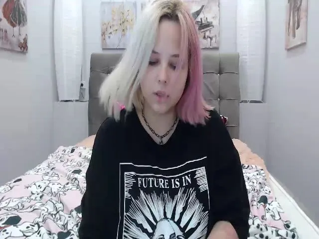 Live sex webcam photo for Helokit #254750198