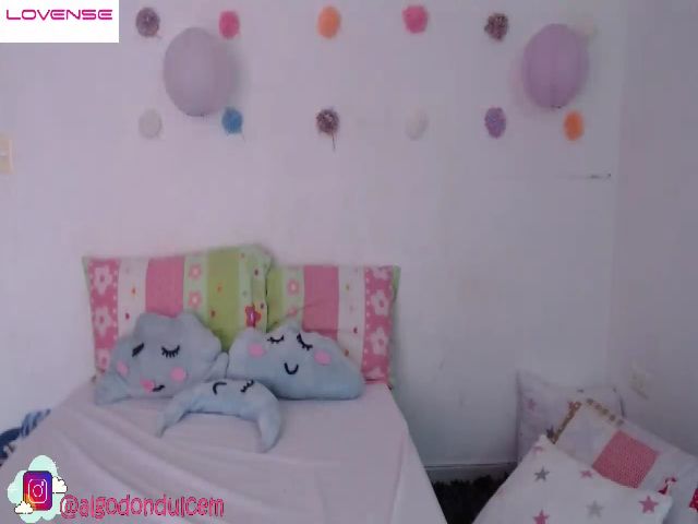 Live sex webcam photo for Em_aa #259491660