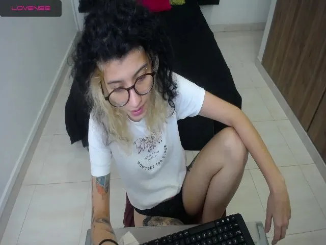 Live sex webcam photo for Myzore #254389464