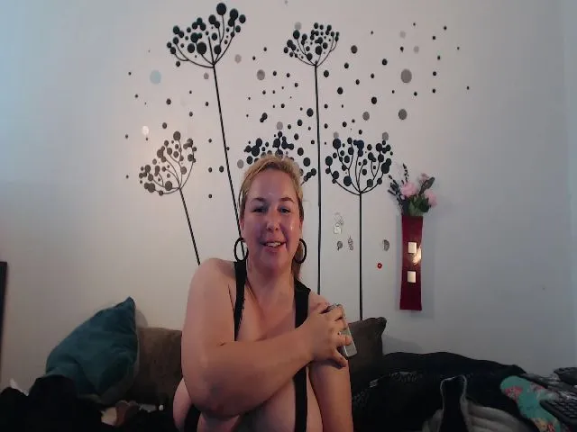 Live sex webcam photo for voluptuousDDD #255400729