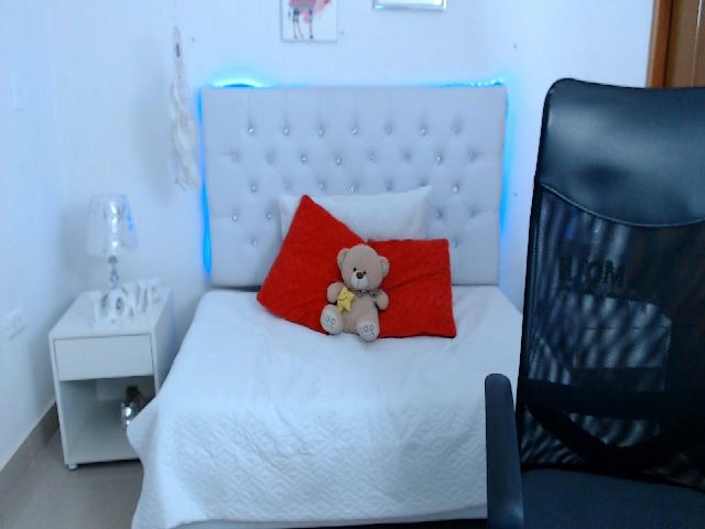 Live sex webcam photo for Antonella_lpz #260975621