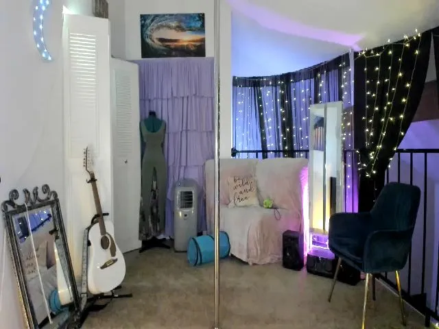 Live sex webcam photo for PetiteJewel #256618545