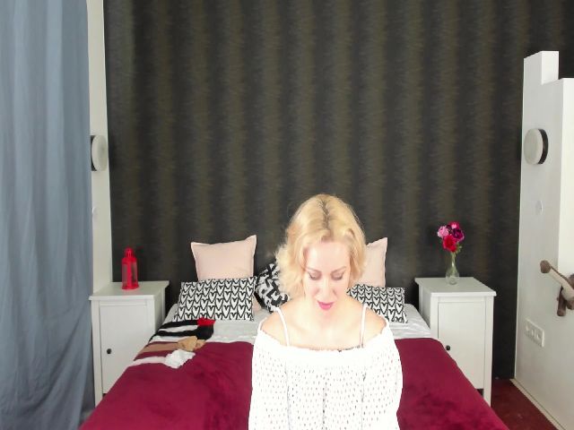 Live sex webcam photo for Mia__Bond #260521406