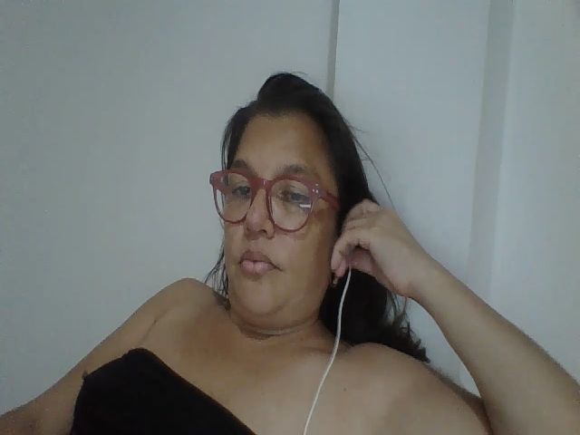 Live sex webcam photo for SweetLola01 #255276992